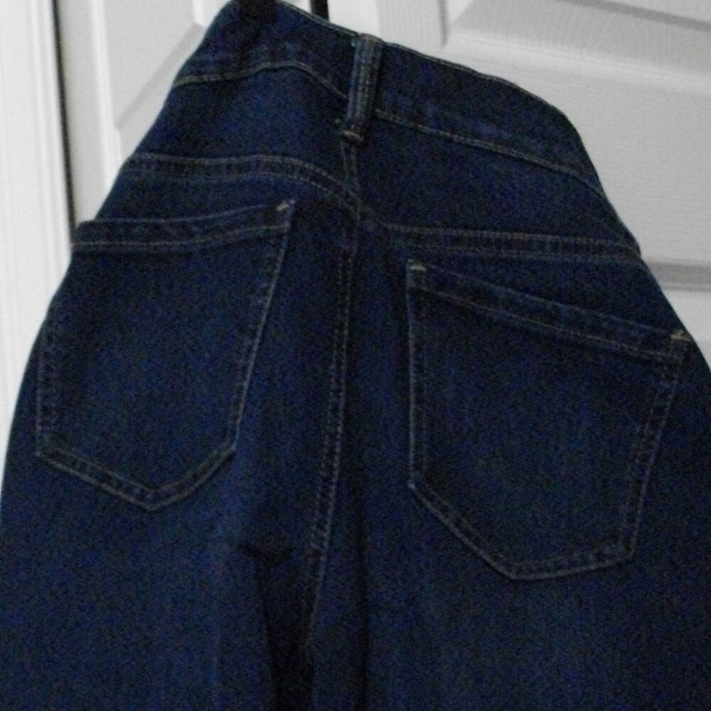 Women's Gloria Vanderbilt dark wash jeans. Size 8